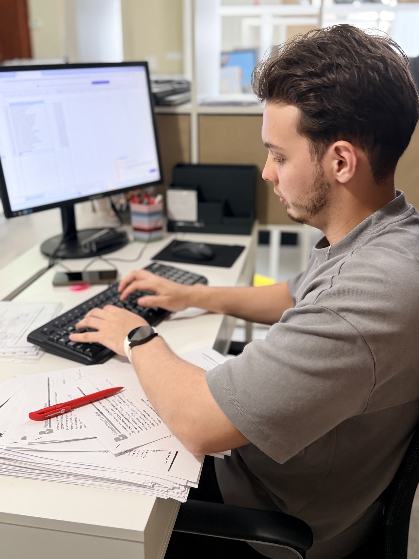 Un participante trabajando con un ordenador en B Lab