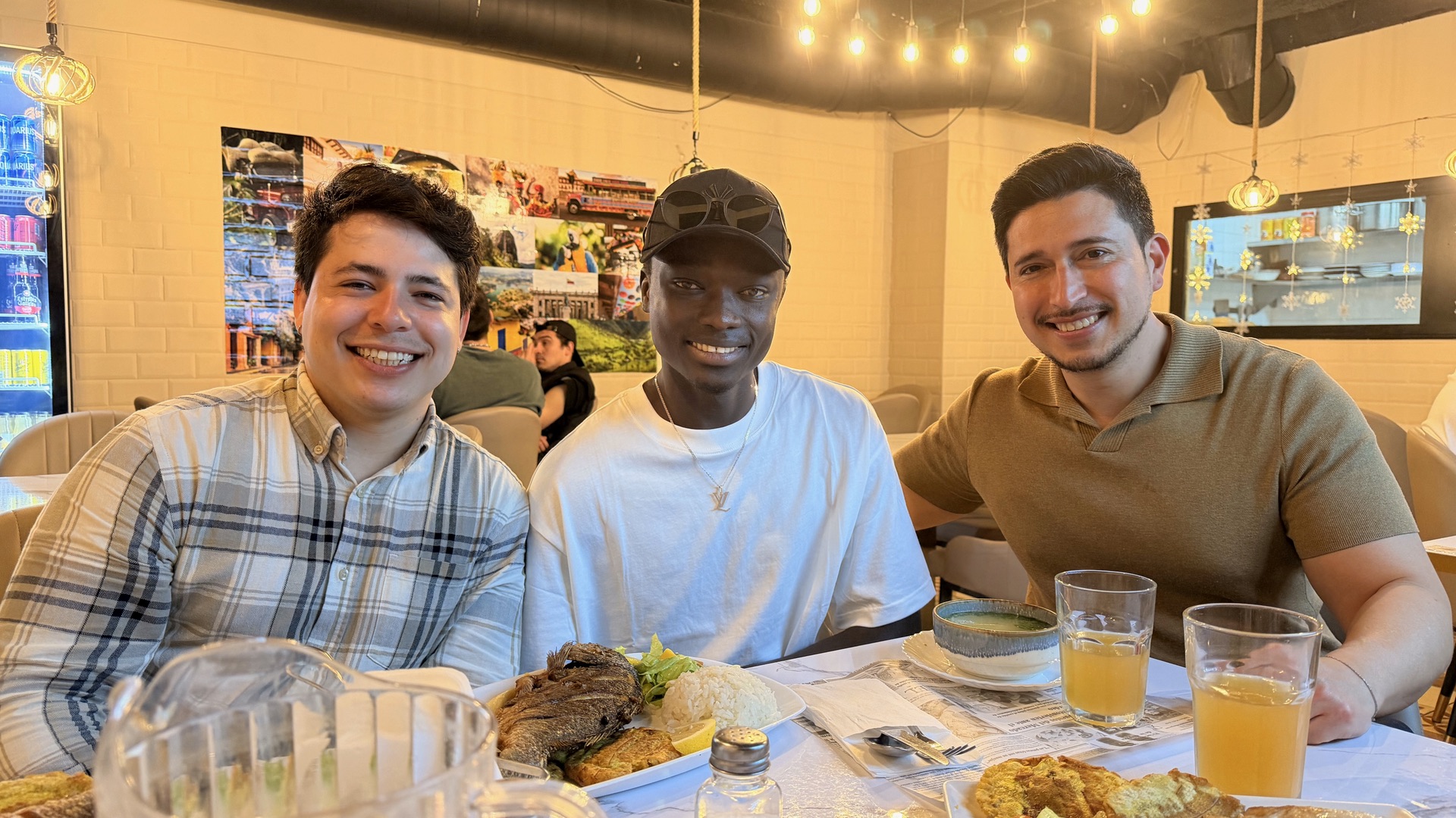 Tres jóvenes compartiendo una comida