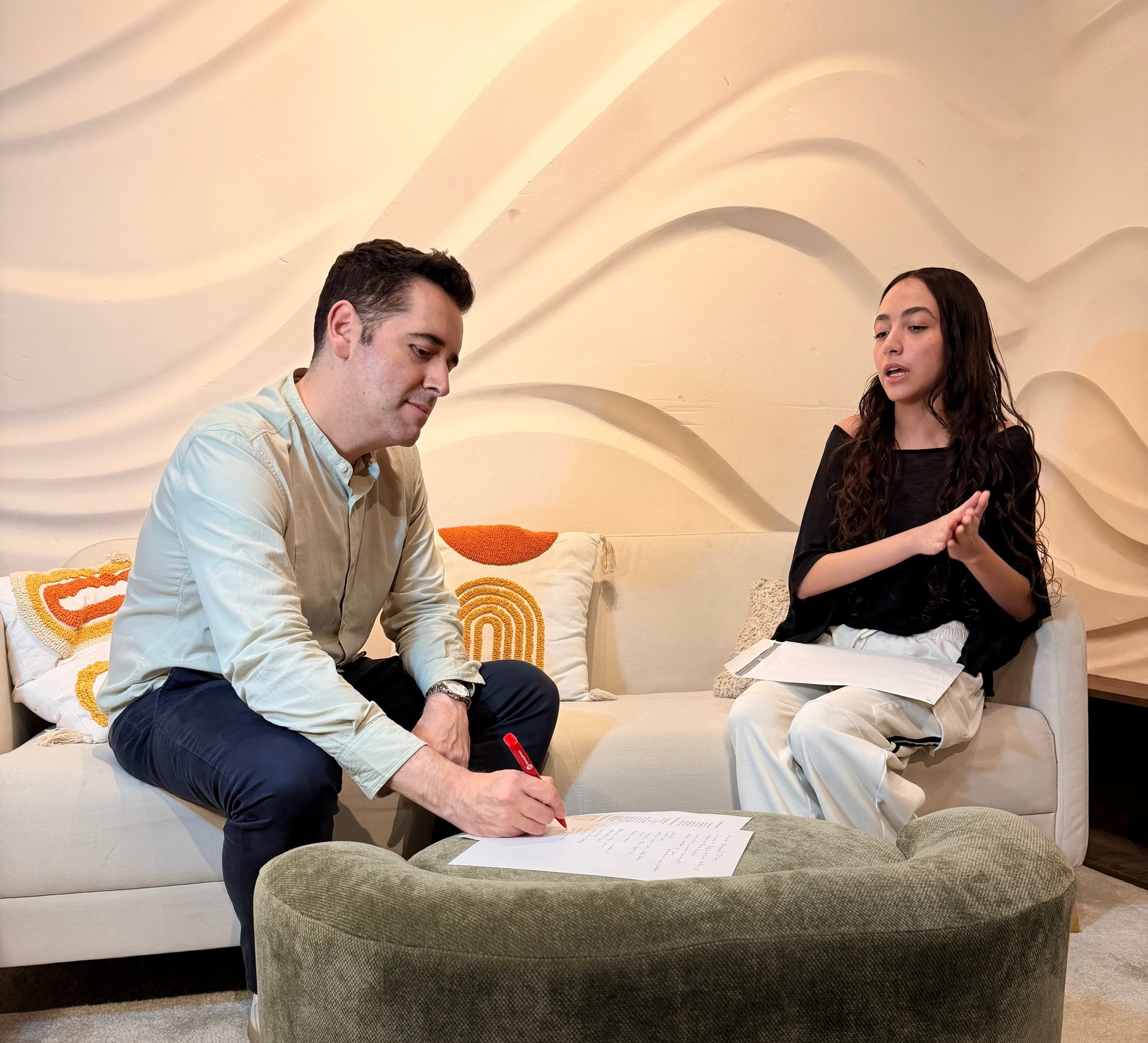 Una participante recibe orientación para preparar una entrevista laboral
