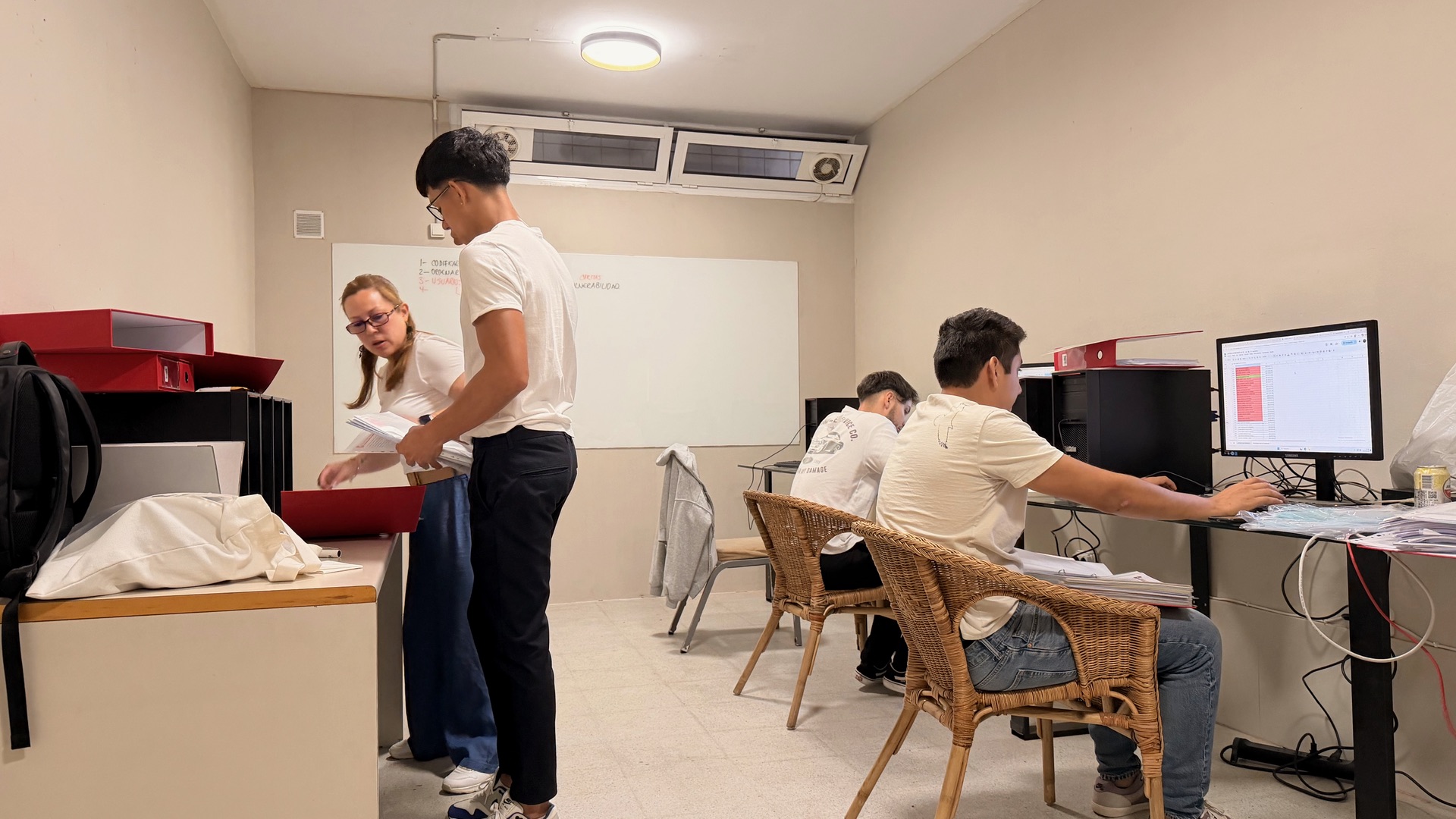 Personas trabajando en un espacio formativo